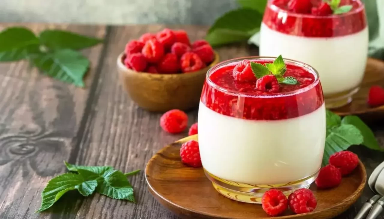 İtalyan şefleri kıskandıran lezzet! Ev yapımı jelatinsiz Panna Cotta tarifi