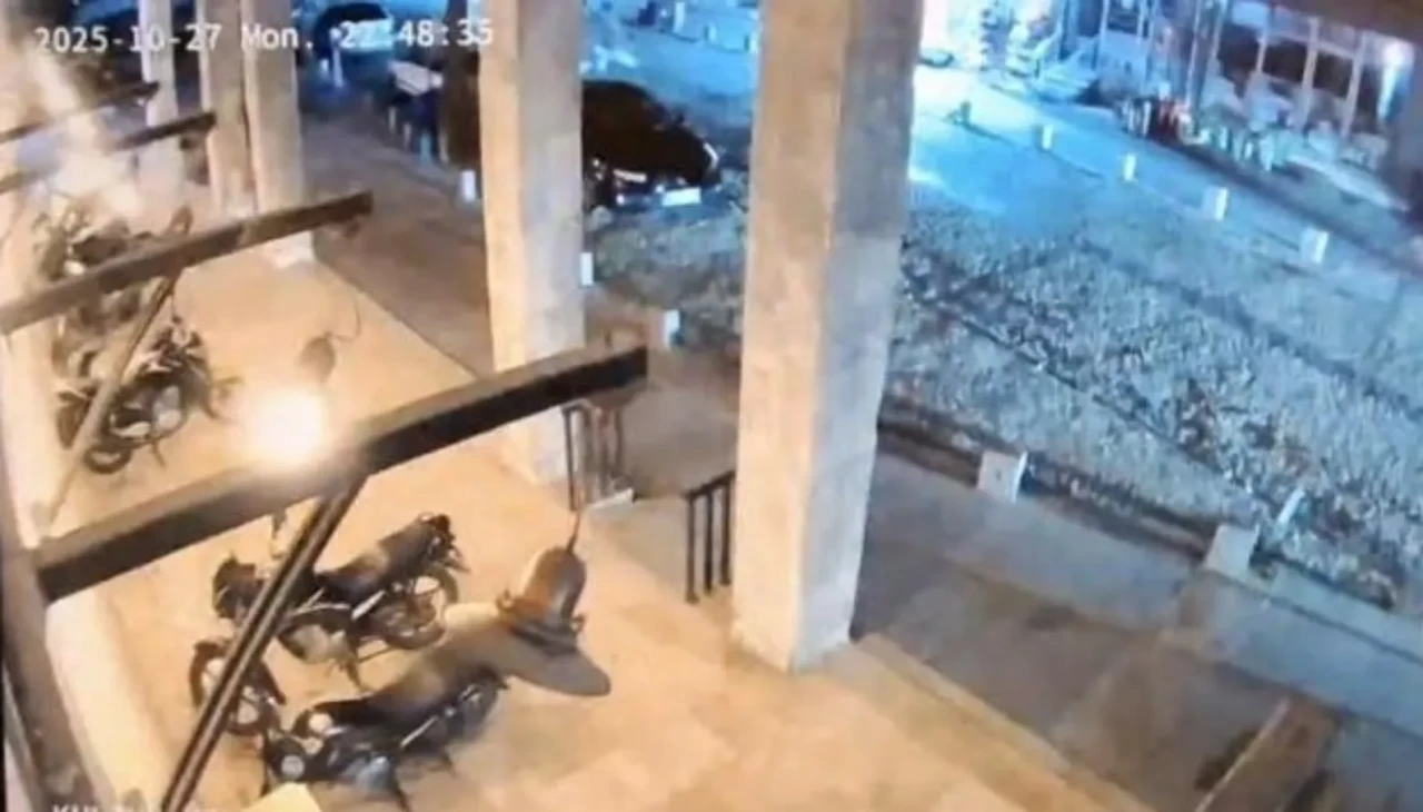 Balıkesir'deki 6.1 büyüklüğündeki deprem anları güvenlik kamerasında