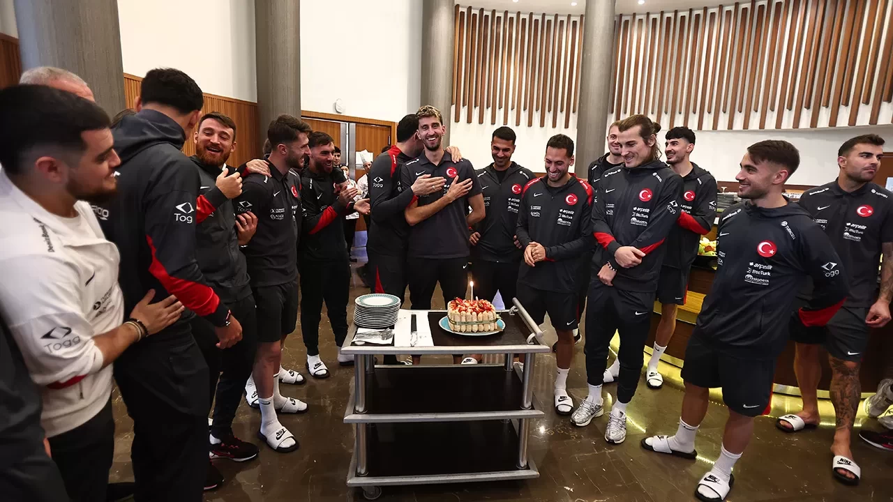 Milli futbolcu Atakan Karazor’un doğum günü Riva’da kutlandı