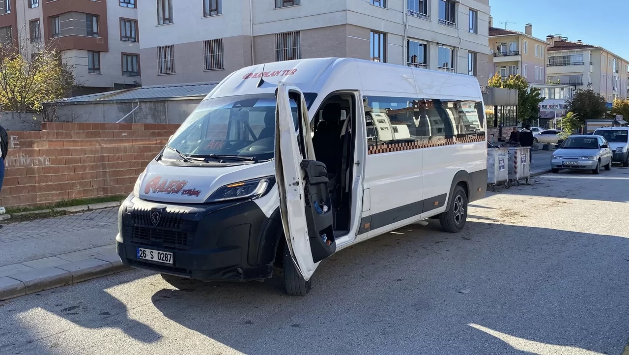 Açık bırakılan servis kapısına tramvay çarptı: 3 yaralı