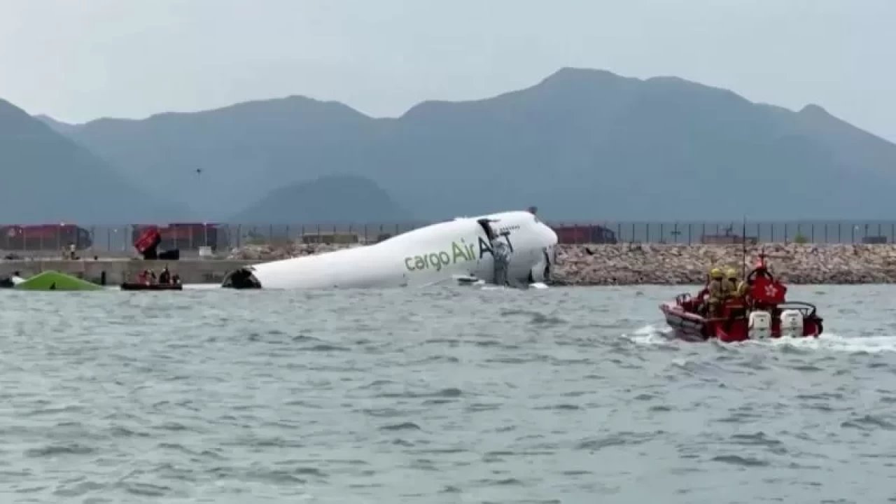 Çin'de kargo uçağı pistten çıkarak denize sürüklendi