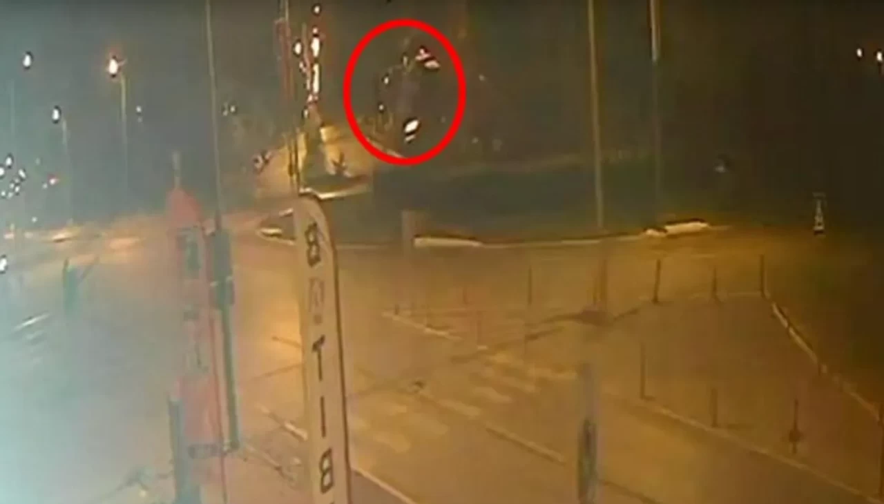 Denizli’de otomobil tank anıtına çarptı: Araç alev aldı, sürücü yaralı