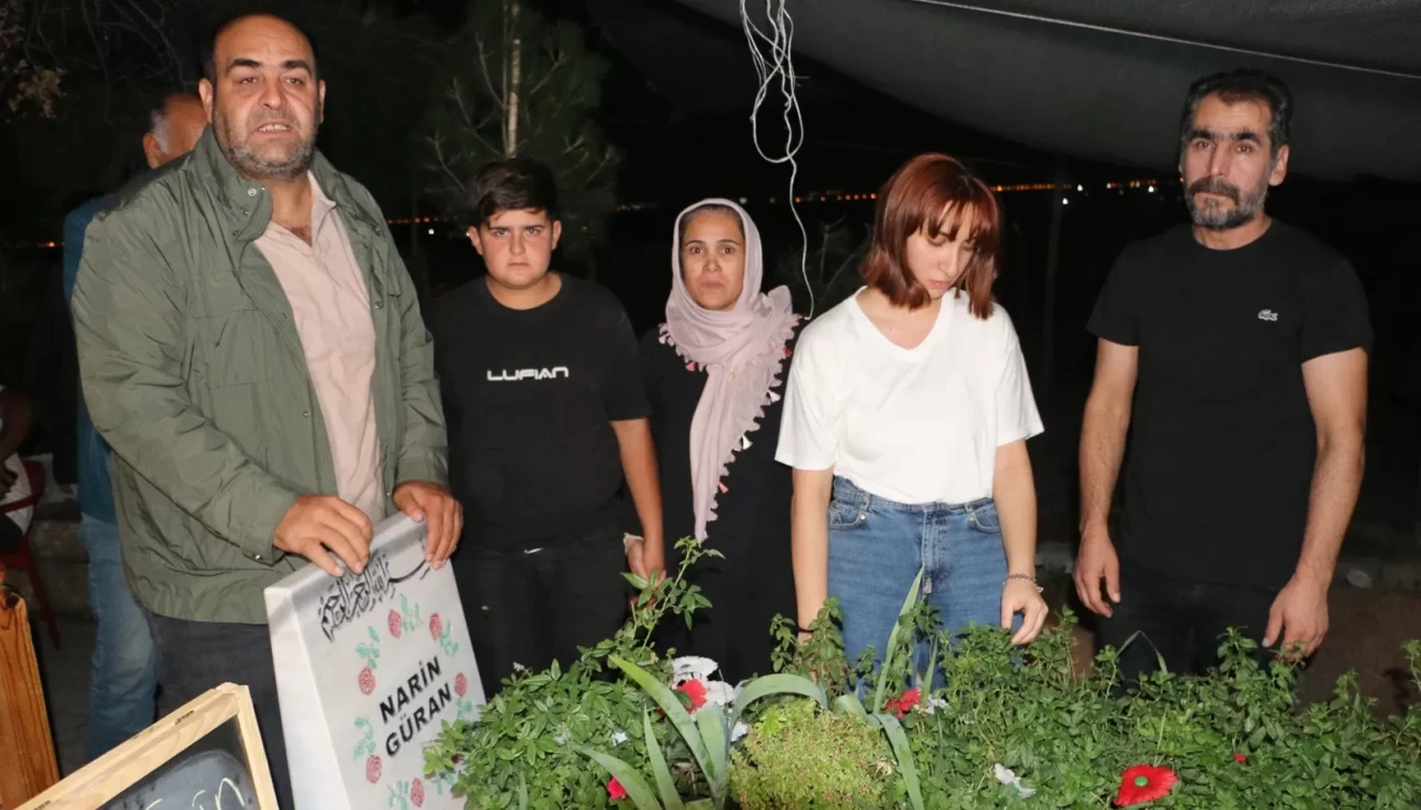 Tahliye olan Güran'lar cezaevinden çıktı, Narin’in mezarını ziyaret etti