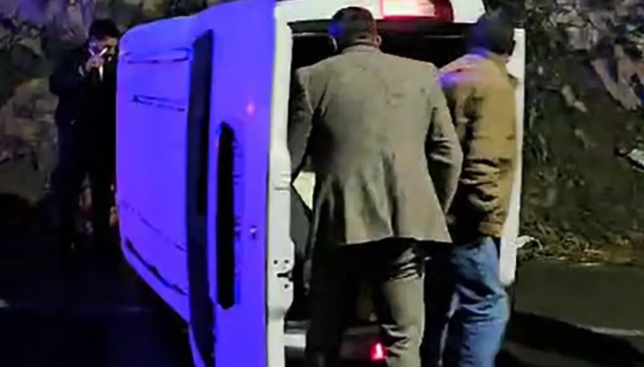 Hakkari’de yağmur kazaya neden oldu: Kamyonet devrildi, sürücü yaralandı