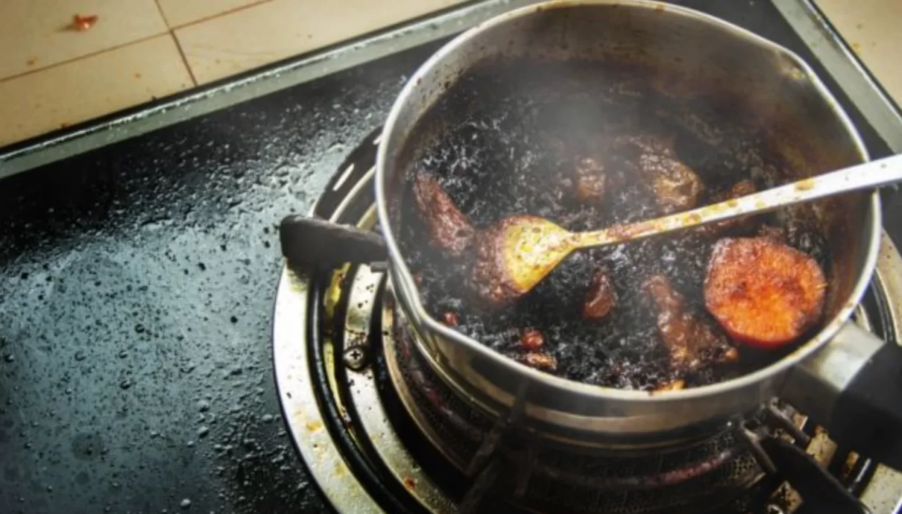 Yanmış yemek kokusu nasıl geçer? Dakikalar içinde etkisini gösteren pratik yöntemler