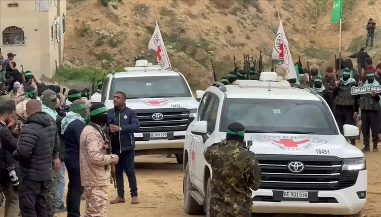 Gazze’de cenazeler enkaz altında! Hamas: Ağır makinelerin eksikliği süreci aksatıyor