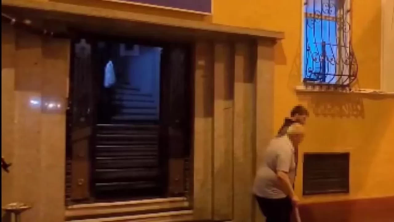 74'lük dedenin yaptıkları ağızları açık bıraktı! Bastonla yürüyor, termosla satıyor...