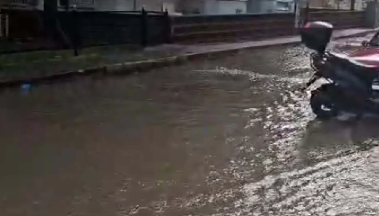 Çanakkale’de sağanak hayatı felç etti: Cadde ve sokaklar göle döndü