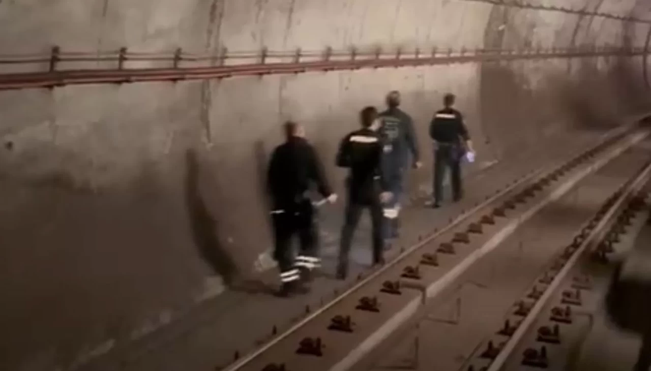 Kadıköy metrosunda intihar girişimi: Vatandaşlar raylarda yürüdü