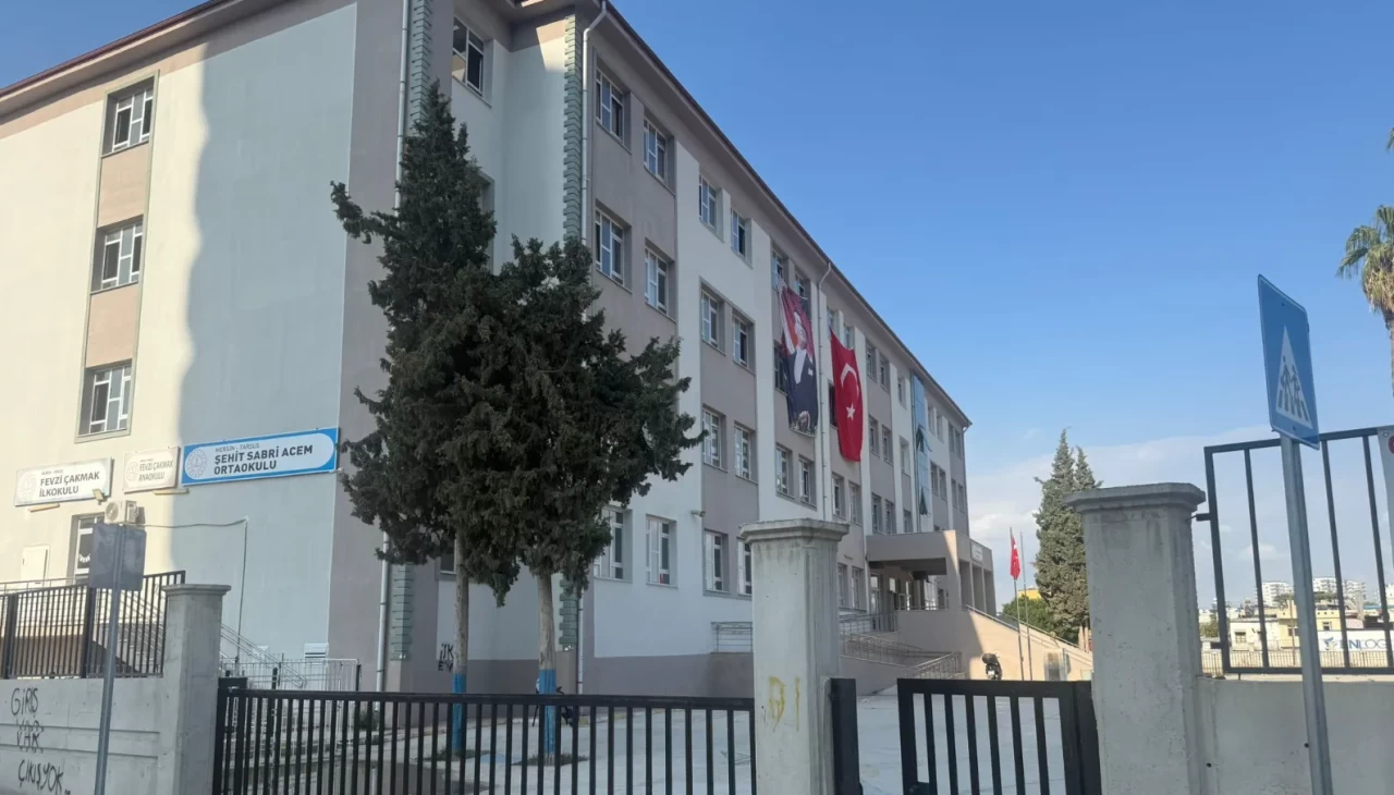 Mersin Tarsus’ta ortaokulda 26 öğrenci gıda zehirlenmesi şüphesiyle hastaneye kaldırıldı