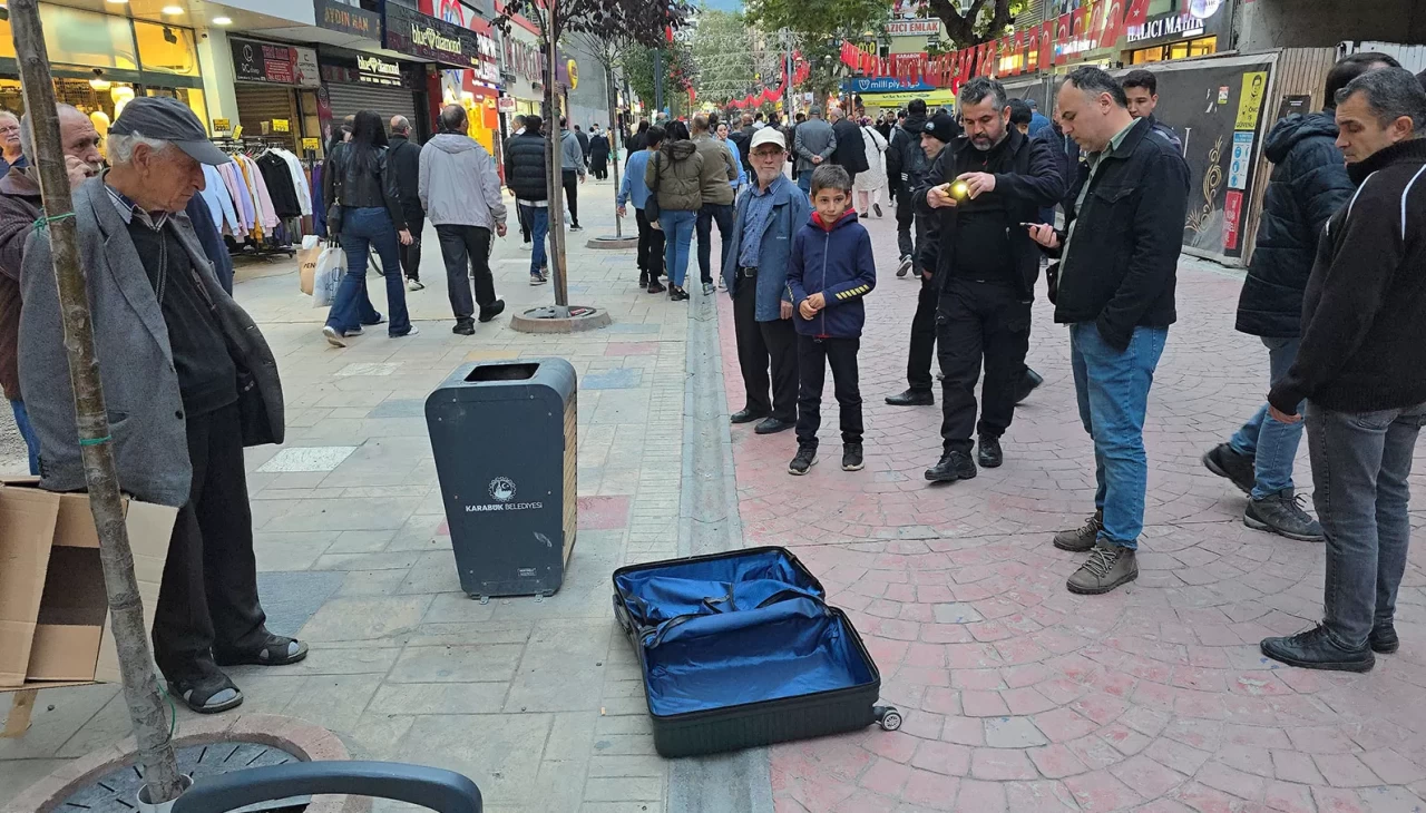 Çöp kutusu yanına bırakılan valiz paniğe neden oldu