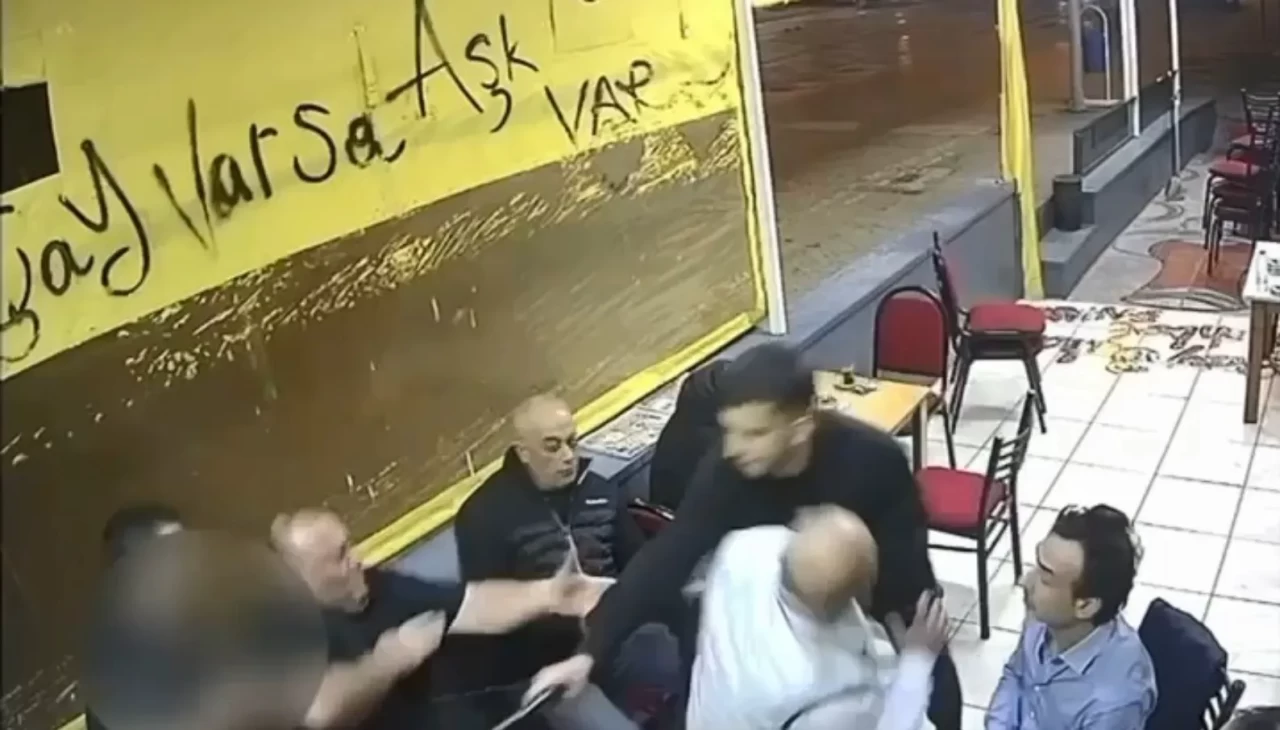 Kocaeli’de çay ocağında silahlı saldırı! O anlar kamerada