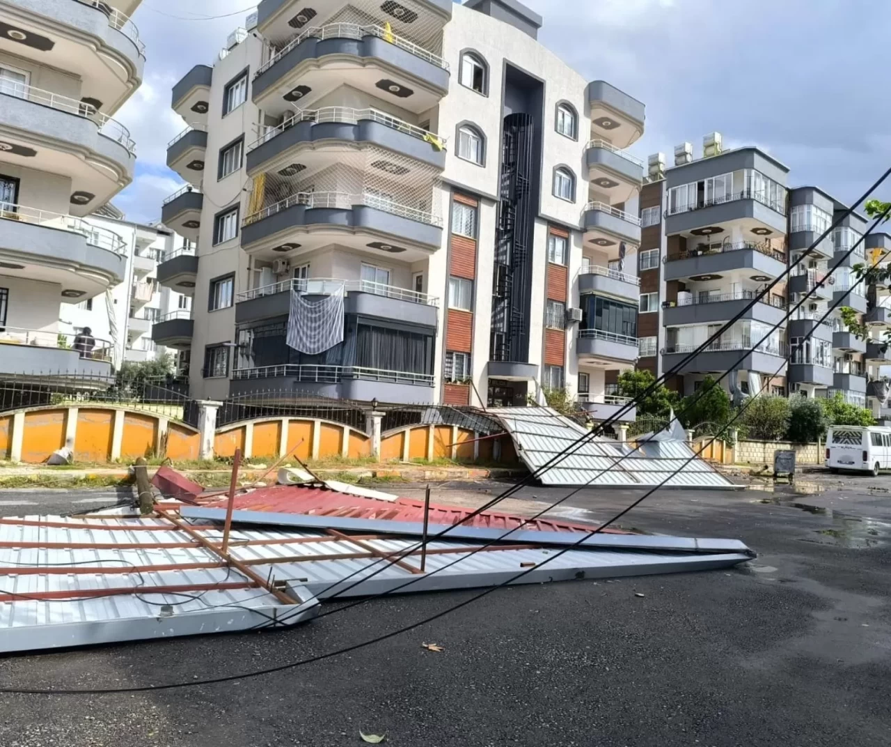 Hatay’da binanın çatısı uçtu, 2 araç zarar gördü