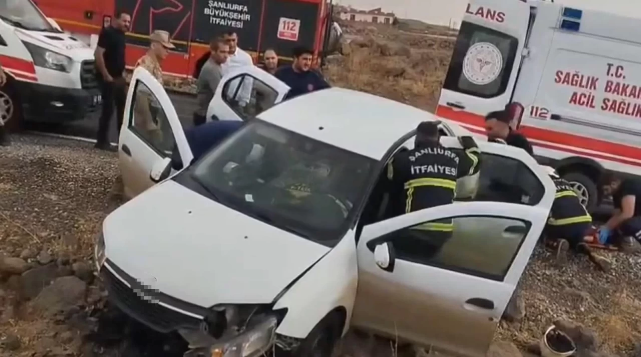 Şanlıurfa'da otomobil kayalıklara çarptı: 3 yaralı