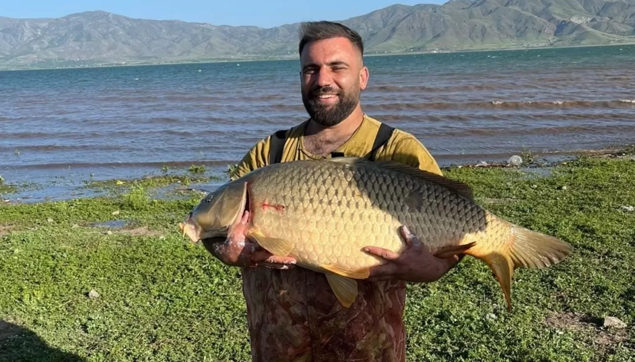 Elazığ’da amatör balıkçı 32 kiloluk dev sazan yakaladı
