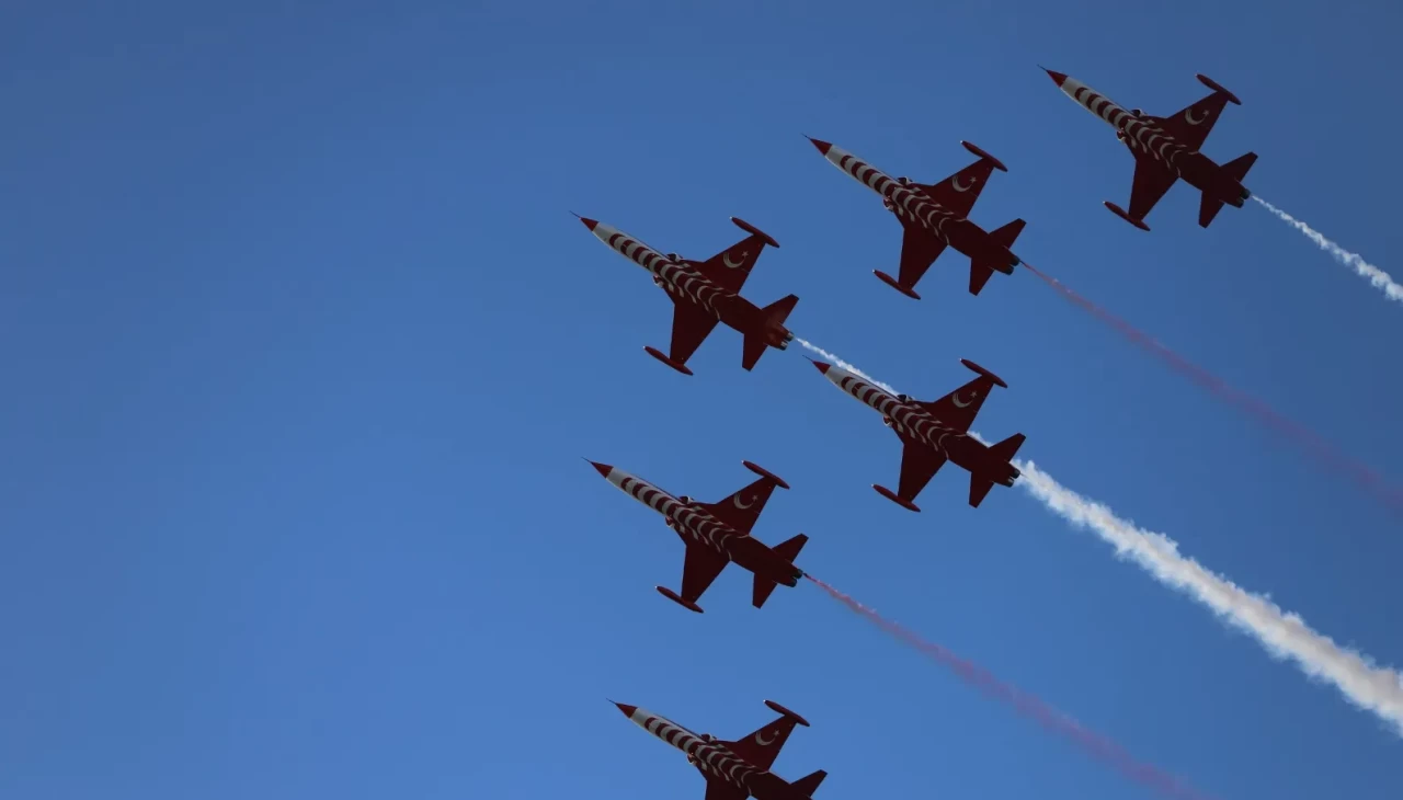 Gökyüzünün gururu Türk Yıldızları’ndan, Bandırma’da nefes kesen gösteri