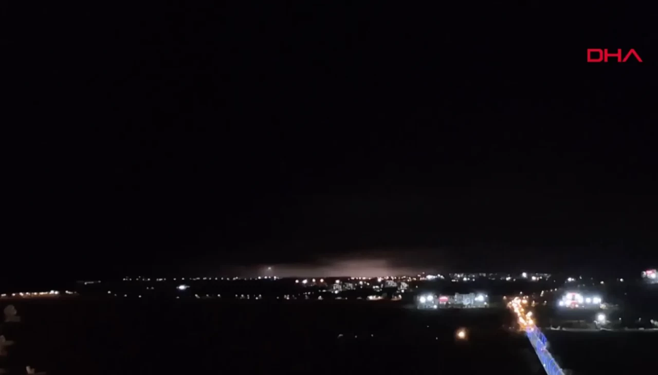 Diyarbakır’da geceyi gündüze çeviren şimşekler gökyüzünü aydınlattı