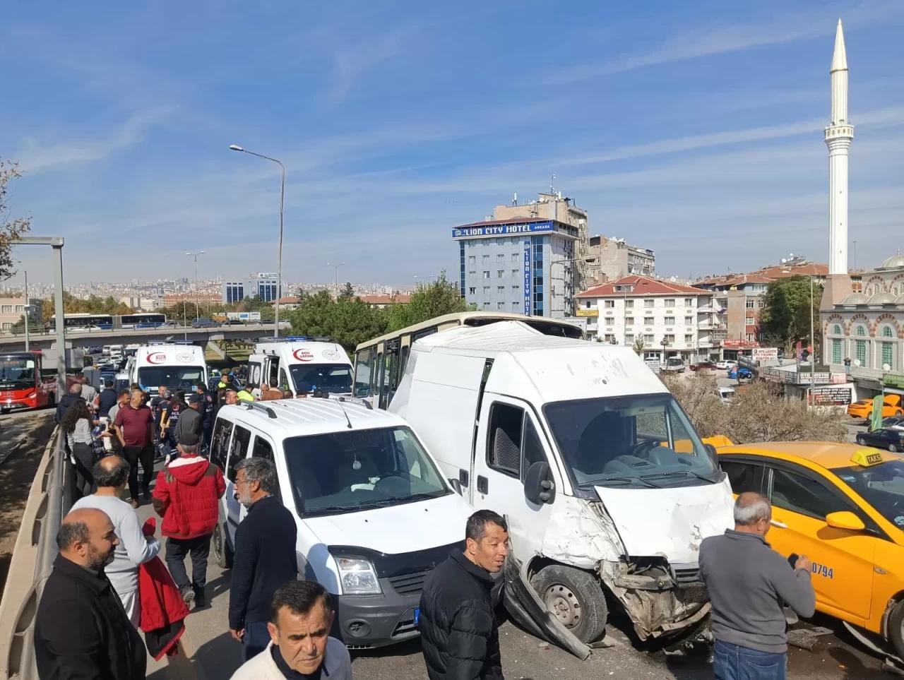 Ankara'da zincirleme kaza! 6 araç birbirine girdi: 6 yaralı