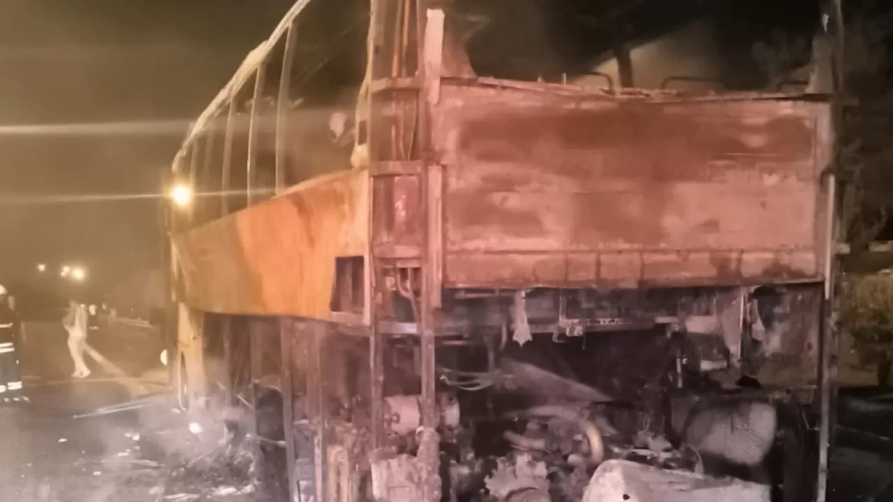 Adana'da korku dolu anlar! Seyir halindeki yolcu otobüsü yandı