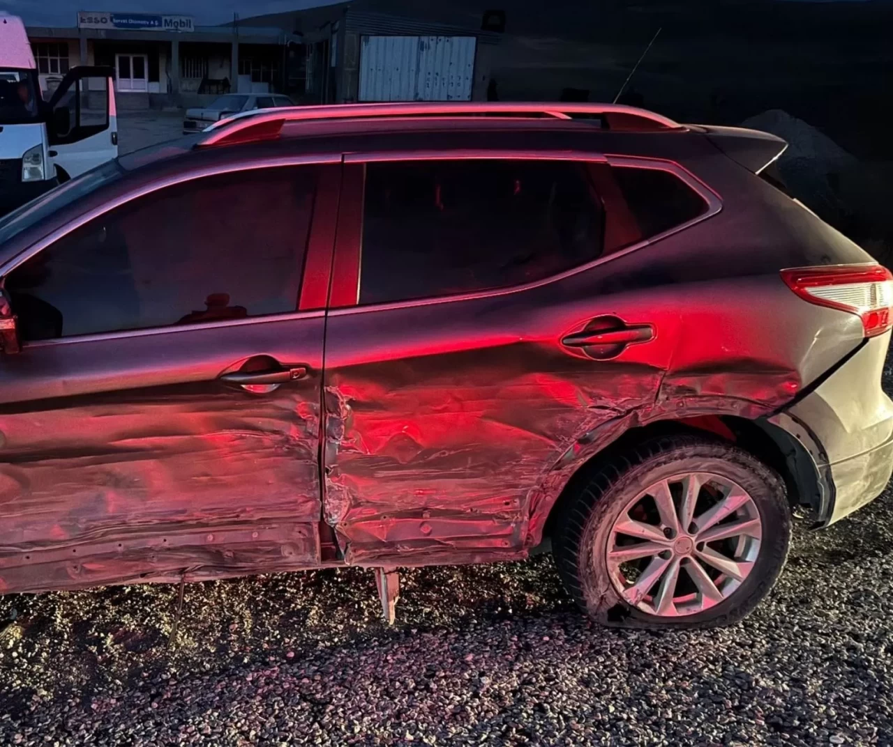 Van Gevaş’ta korkunç kaza: Lastiği patlayan otomobil cip ile çarpıştı