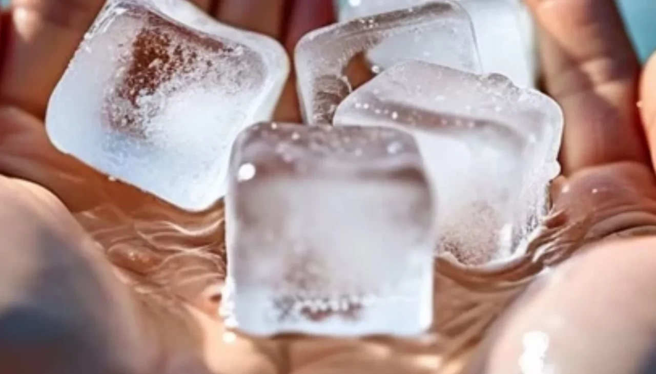 Bu yöntemi deneyen bir daha bırakamadı! Buzlu suyla yüz yıkamanın inanılmaz etkisi