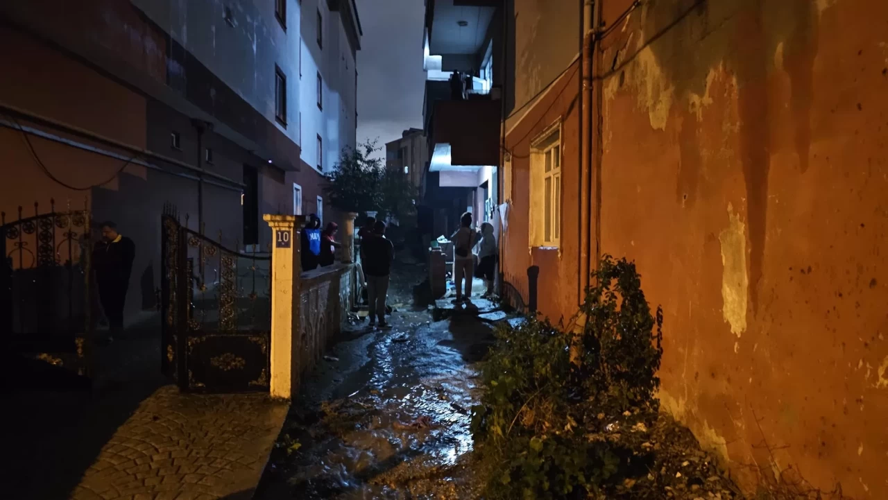 Çerkezköy'de sağanak etkili oldu: Evi lağım suyu bastı