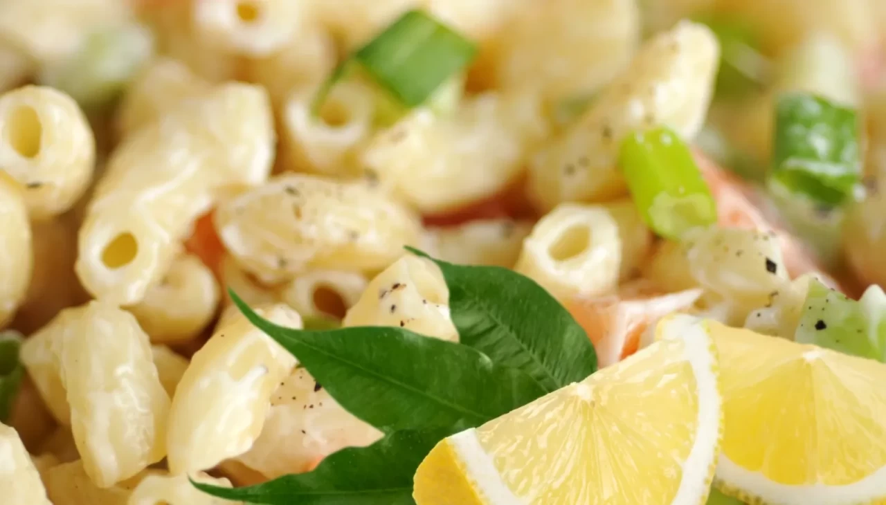 Her lokmada ferahlık! Yoğurt ve limonlu makarna tarifi