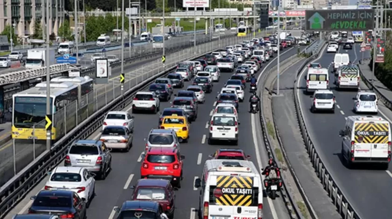 İstanbul'da değişmeyen manzara! Yağmur yağdı, trafik felç oldu