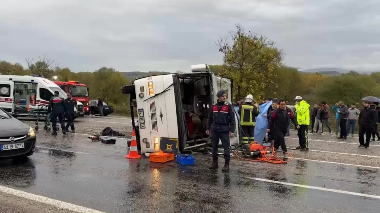 Bartın'da işçi servisi devrildi: 1 ölü, 16 yaralı