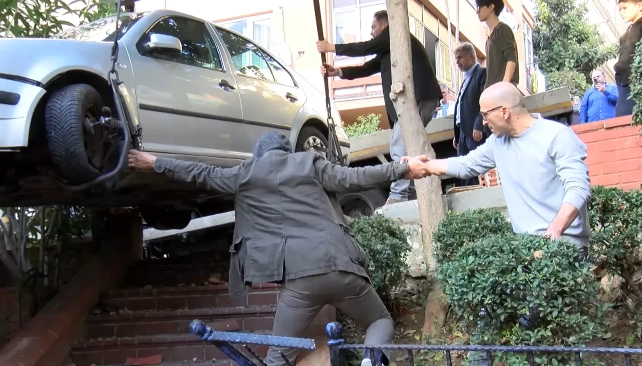 Şişli’de otomobil çocuk parkına girdi: Facia kıl payı atlatıldı