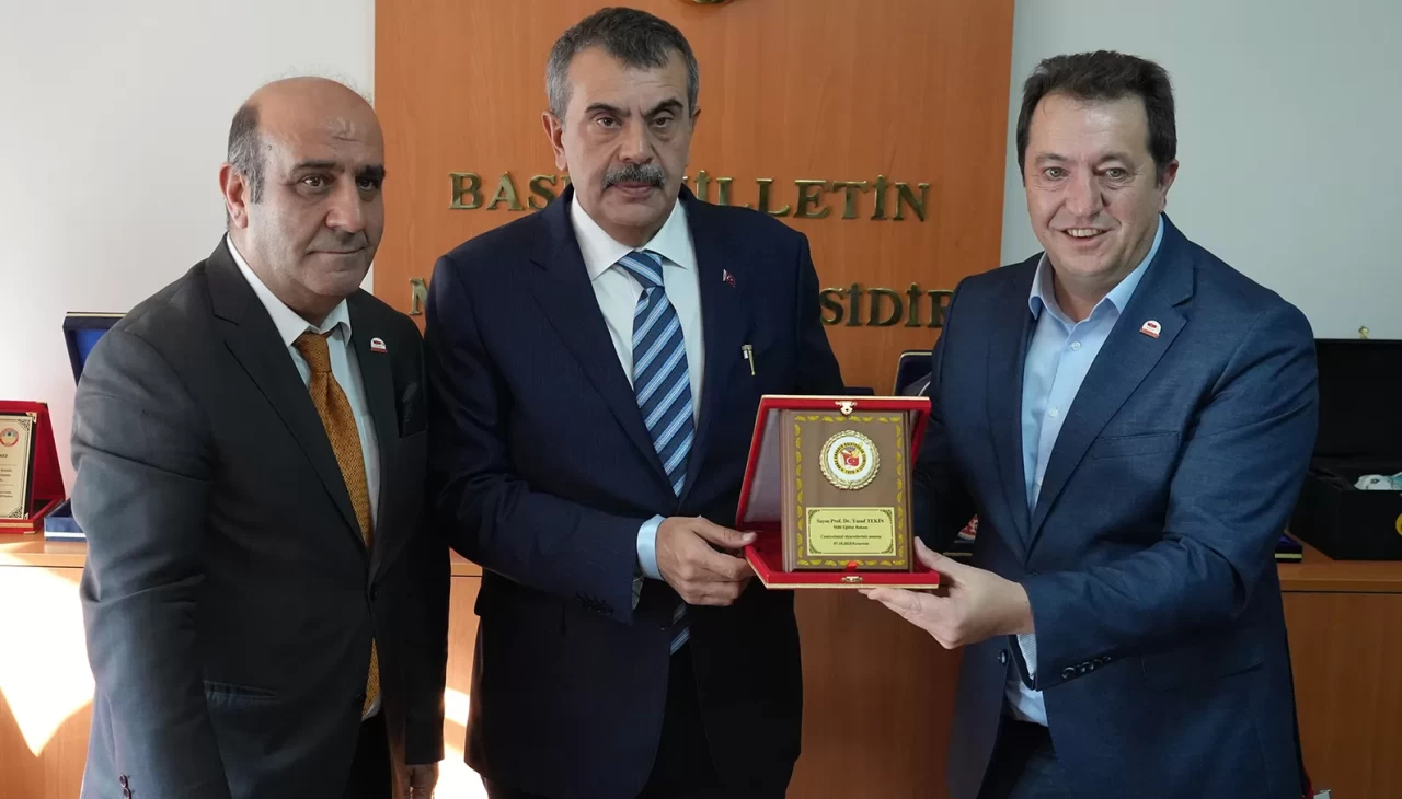 Bakan Tekin Doğu Anadolu Gazeteciler Cemiyeti'nde...