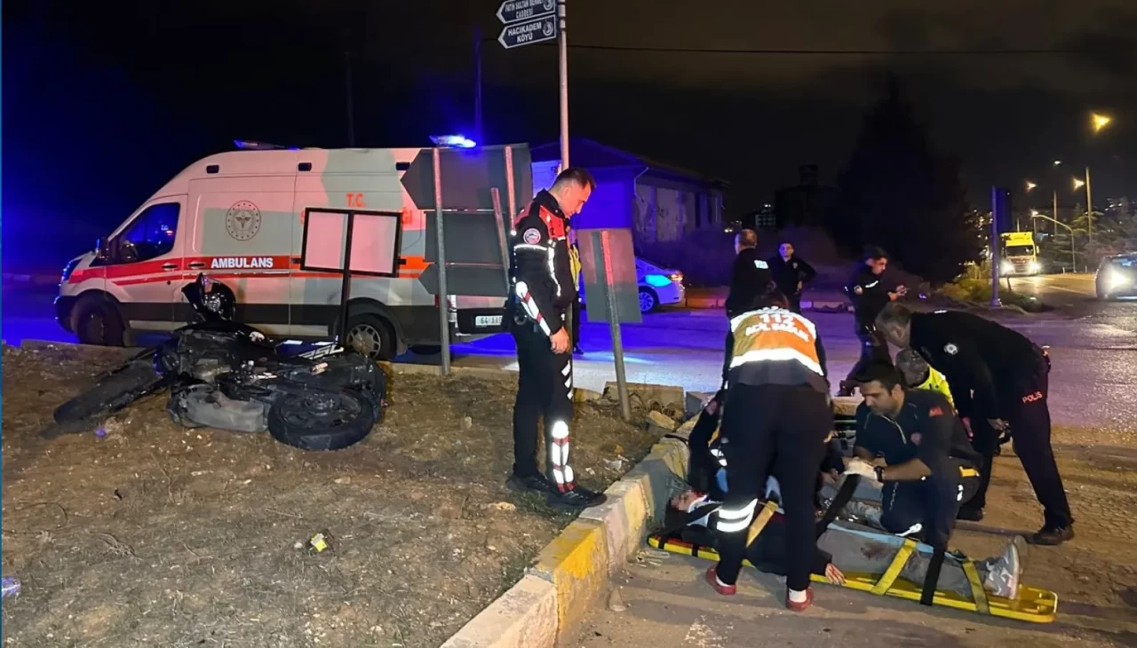 Uşak’ta otomobil ile motosiklet çarpıştı: 2 yaralı