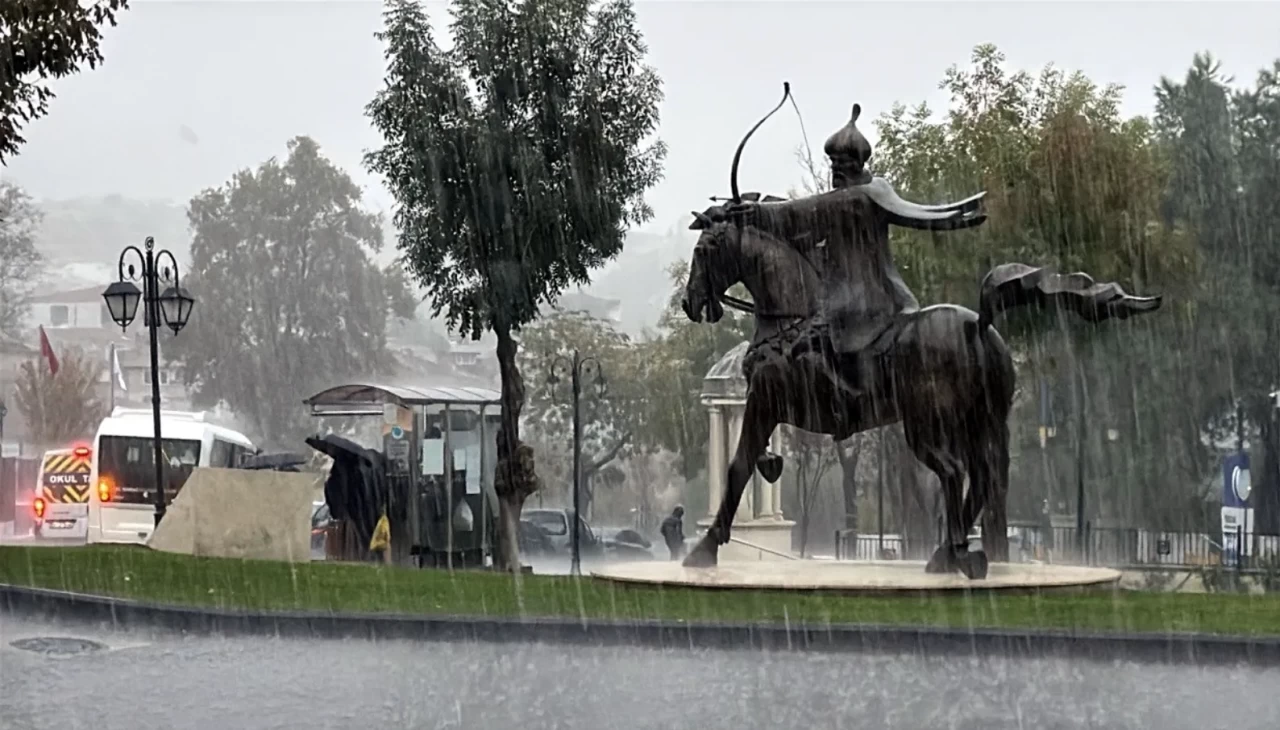 Tekirdağ’da sağanak hayatı felç etti: Sürücüler yolda kaldı