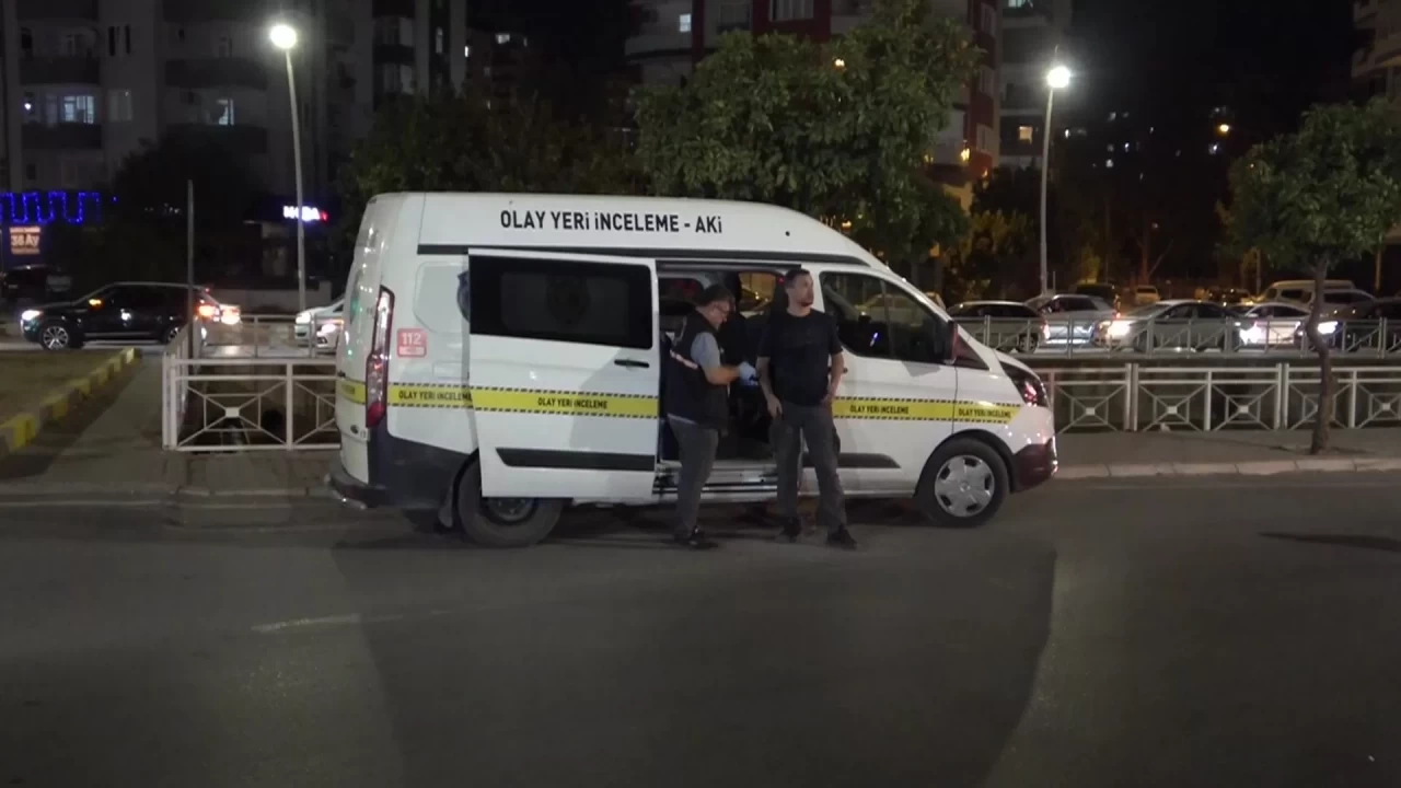 Adana'da pastaneye bombalı saldırı: Pimi çekilmemiş el bombası atıldı