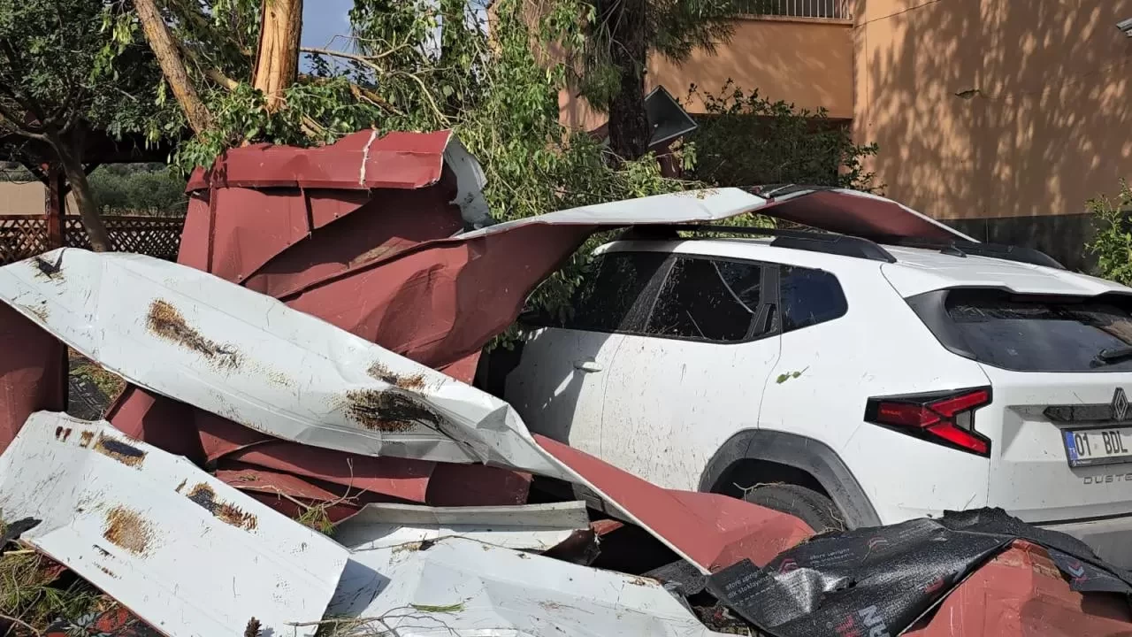 Adana'da fırtına nedeniyle uçan okul çatısı araçlara zarar verdi