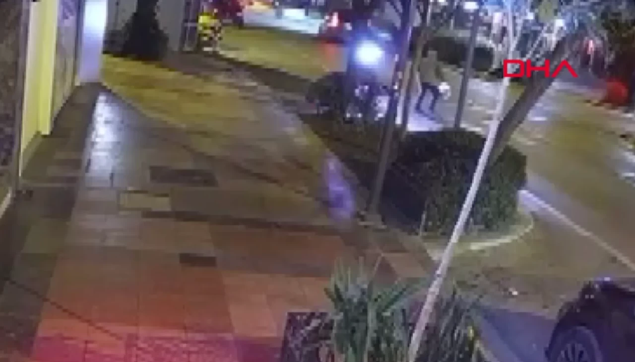 İzmir’de yolun karşısına geçmeye çalışan yayaya motosiklet çarptı: 1 ölü