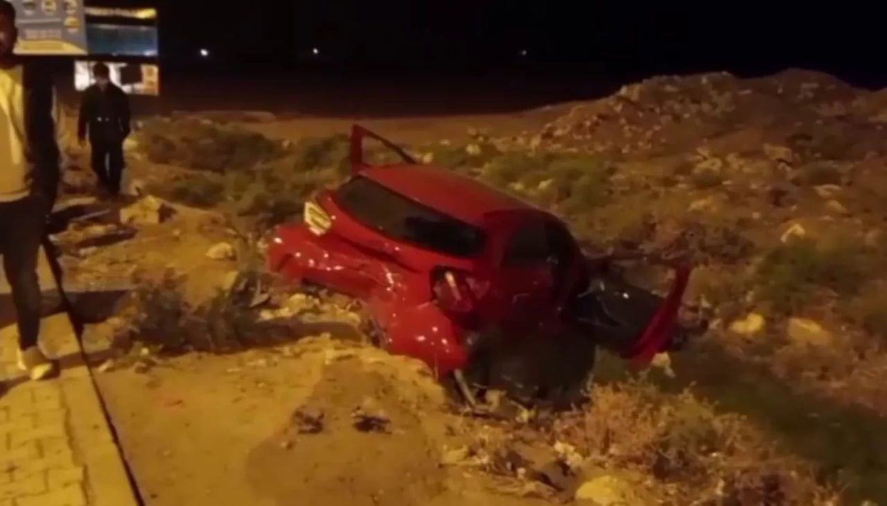 Hatay’da iki otomobil çarpıştı: 3 kişi yaralandı