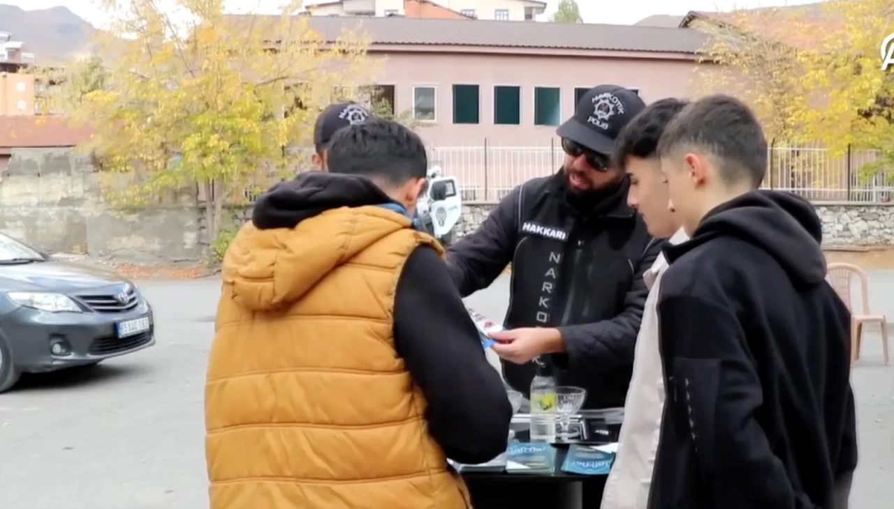 Hakkari’de ‘Narko Tır’ öğrencilerle buluştu: Uyuşturucunun zararları anlatıldı