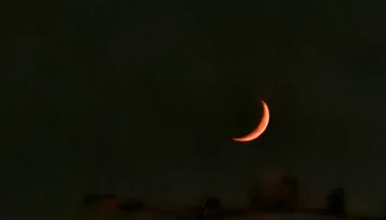 Elazığ semalarında büyüleyen manzara: Hilal şeklindeki ay mest etti