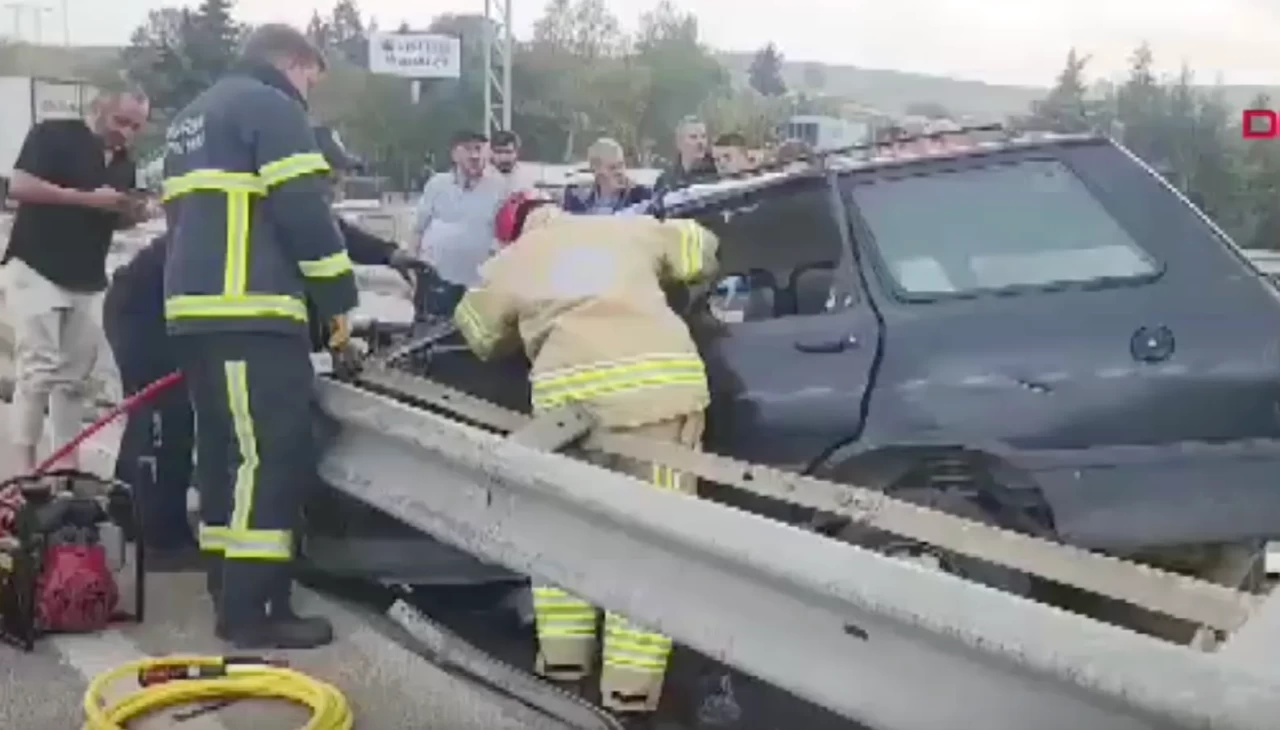 Bursa’da otomobil refüje çarptı: 4 kişi yaralandı