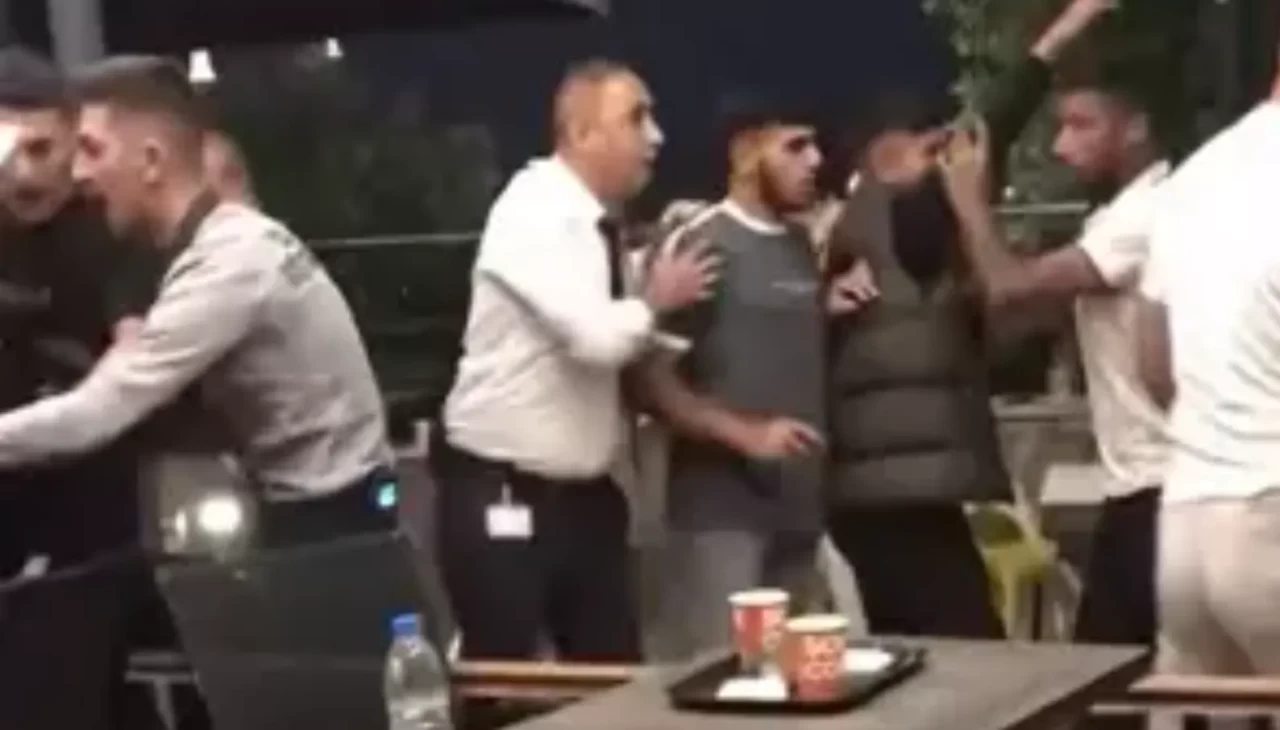 Adana’daki alışveriş merkezinde arbede paniği: Yumruklar havada uçuştu, güvenlik güçlükle ayırdı