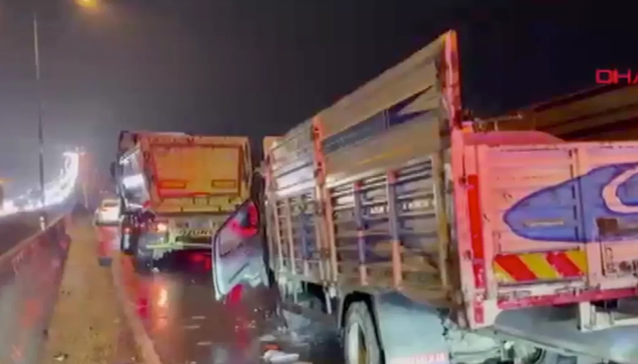 Çorlu’da iki kamyon arasında sıkışan taksi hurdaya döndü: Sürücü ağır yaralı