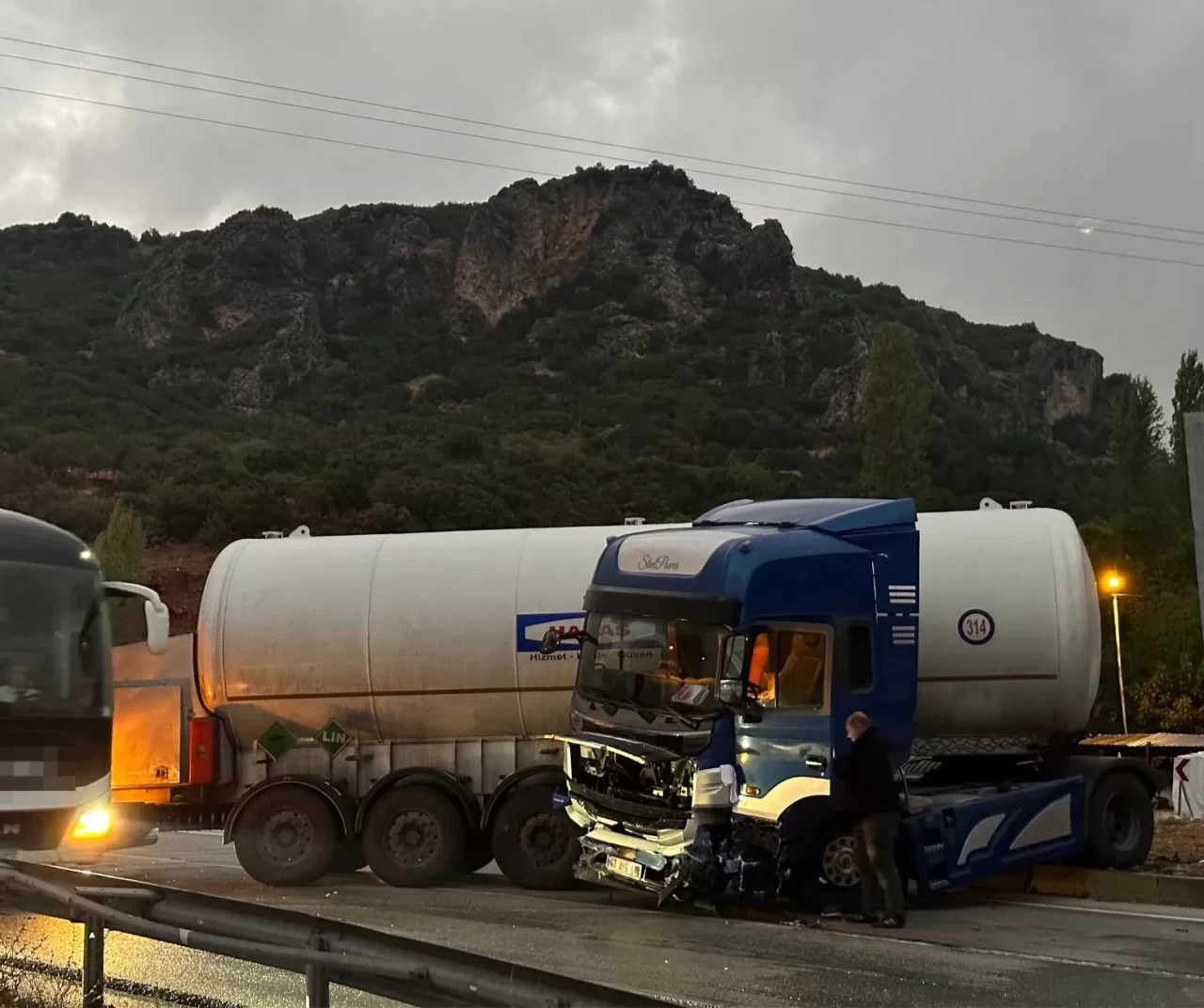 Burdur’un Çeltikçi ilçesinde tır makasladı: Kara yolu kısa süreliğine trafiğe kapandı