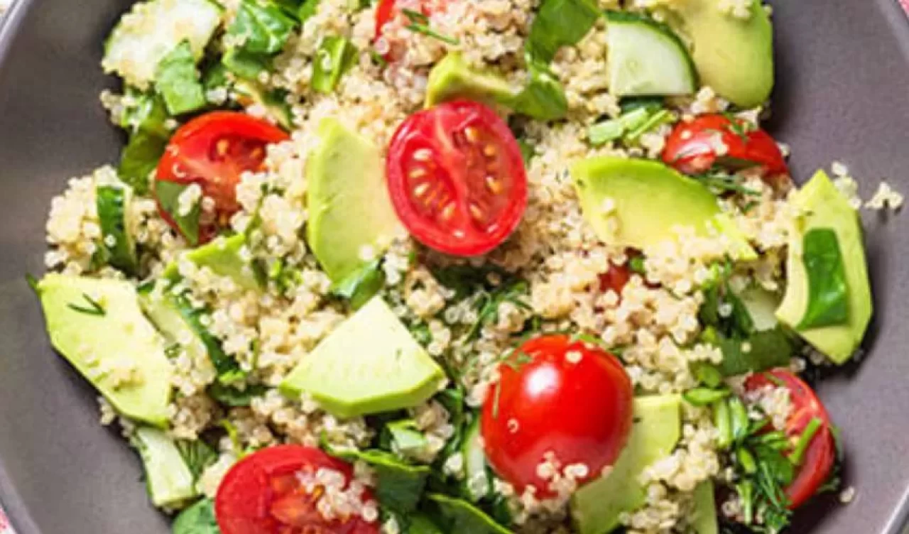 Salata sevmeyenler bile bu tarifi bayılacak! Kinoa salatası nasıl yapılır?