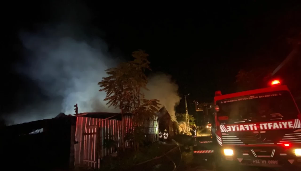 Küçükçekmece’de halı yıkama dükkanında yangın paniği: Alevler elektrik tellerine sıçradı