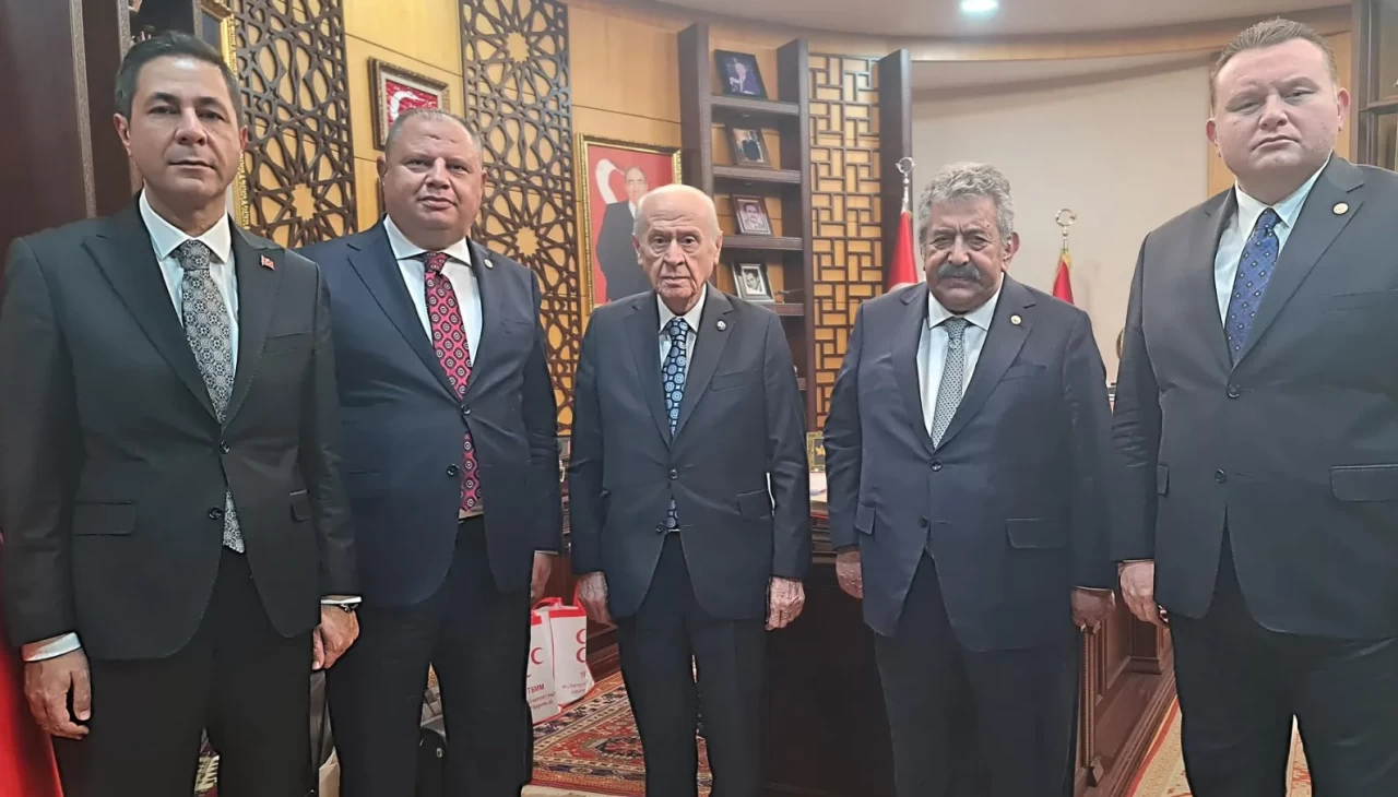 Milli Dayanışma, Kardeşlik Ve Demokrasi Komisyonu üyeleri MHP Lideri Devlet Bahçeliyi ziyaret etti! Terörsüz Türkiye çalışmaları masaya yatırıldı