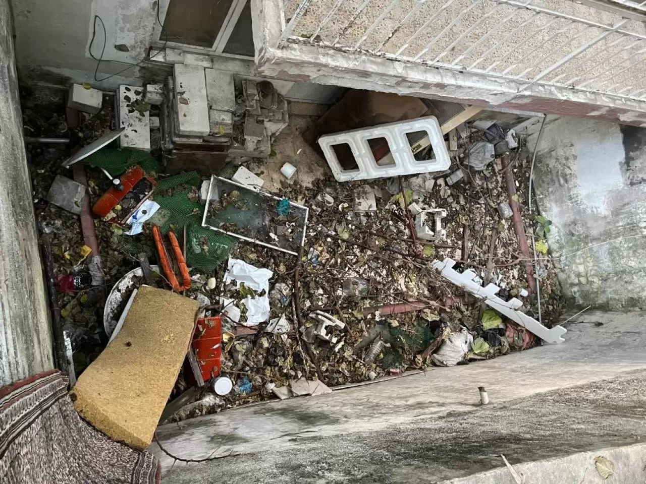 İzmir'de çöp ev krizi: Sakinler dayanılmaz koku ve haşere ile mücadele ediyor