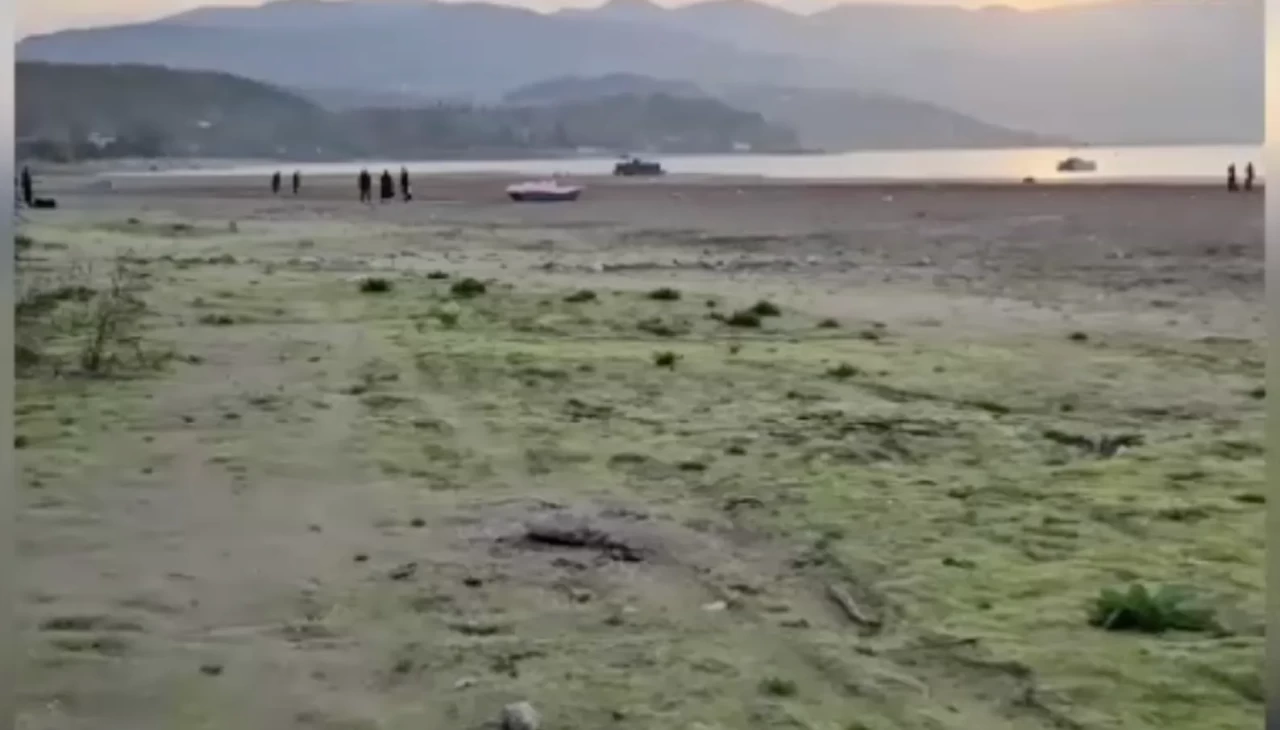 Sapanca Gölü’nde su alarmı: Çekilen göl tabanında yürüdüler, mangal yaptılar