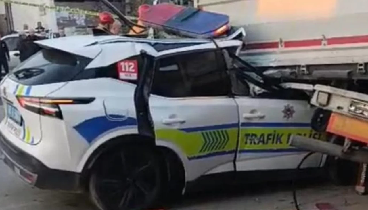 Manisa'da polis aracı TIR'a çarptı: 1 şehit, 1 yaralı