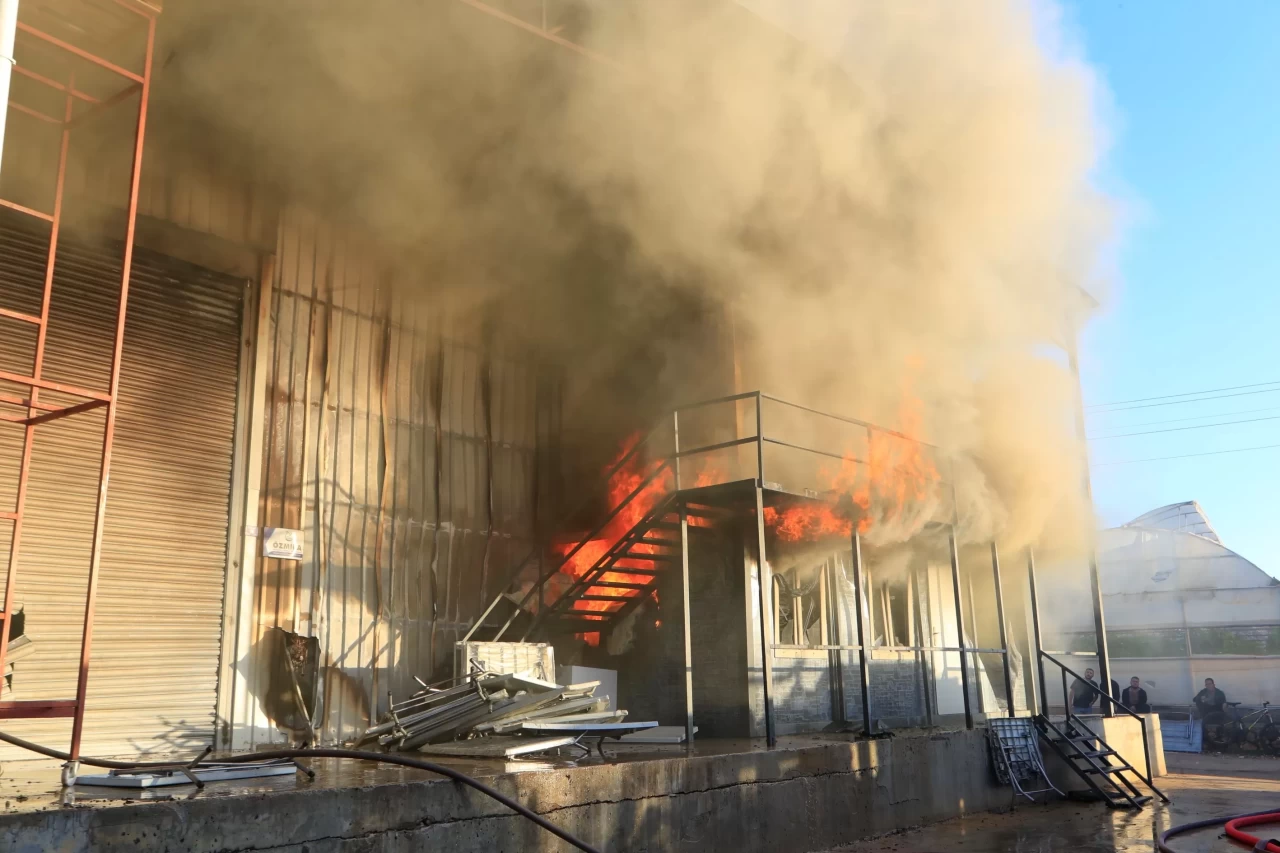 Antalya'da mobilya tesisinde yangın! İş yerleri için tehlike çanları çaldı